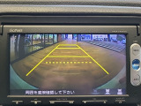 【リヤカメラ・ワイドビュー】後方を広く映し出し、左右からの接近車両や歩行者も確認しやすいビューです。