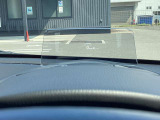 アクティブドライビングディスプレイ 車速やナビのルート誘導など走行時に必要な情報を表示 視線の移動が少なくて確認出来る構造になっています。