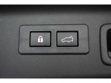 リアサブトランクは床板(ラゲッジボード)を持ち上げると現れる、洗剤や工具、緊急用品などを隠して収納できる便利な機能です。