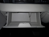 大型のグローBOXが装備されています。よく使うアイテムの収納に便利です、欲しい時にすぐに取り出せます♪
