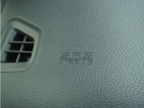 ◆助手席エアバッグ◆SRSエアバッグは、シートベルトだけでは防ぎきれない衝突時の衝撃から乗員を守るための安全装置。衝突時に瞬時に膨らみ、頭部や胸部がダッシュボードに直接衝突するのを防ぎます。