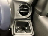 【運転席ドリンクホルダー】使いやすさに配慮したドリンクホルダー