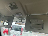 前席の日差し除けには便利なバニティーミラーがございます。