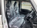 広く快適な運転席です。長距離運転も楽々ですよ!