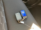ブルーのスマートキーをセットでご用意しました。