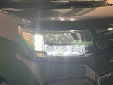 対象物が見やすく白く明るい光で夜間走行をサポートするフルLEDヘッドランプ(クリアランスランプ、マニュアルレベリング機能付き)を装備