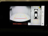 パノラミックビューモニターを装備。駐車場や交差点でクルマを真上から見るように周囲を確認できます。機能の詳細は販売店スタッフまでおたずねください。