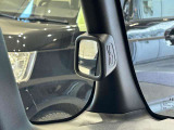運転席から車体左側を確認するための「ピタ駐ミラー」が付いております。細かい使いやすさにもこだわっております。