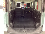 長い荷物や大きな荷物も載せられる多彩なシートアレンジ。フラットな荷室空間と合わせてオフロードを楽しむマウンテンバイクもラクに載せることができます。