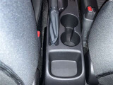 フロントカップホルダーと小物入れが付いています。