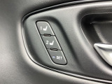 【ドライビングポジションシステム】ドライビングポジションを記憶し、乗車するごとにボタンひとつで自動調節を行います。