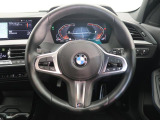 BMWのステアリングのリムは、一般的なものより少し太めにデザインされています。 これはタイヤやステアリングシャフトなどを介して伝わる路面からの入力を、しっかりと把握するためです。