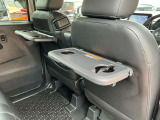2列目シートのパーソナルテーブルは、ランチボックスも余裕で置ける大きめサイズです!2個の格納式カップホルダーで家族みんな快適です。タブレットPCを立てたまま固定できる便利な溝も付いていますよ。