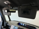 【サンバイザー】車内で身だしなみを整えるためのバニティミラーがセット。お化粧直しや髪型のチェックに活用できます。