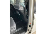 運転席側よりステップとアシストグリップです。乗り込みのしやすさを是非体感してください。