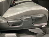 手動のレバーを使って、シートの高さや背もたれの角度を変えることができます。