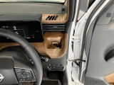 運転席側前部にドリンクホルダーあります♪運転中でも手が届きやすい位置にあって使い易いです♪
