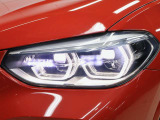 LEDヘッドライトは先進のLEDテクノロジーを採用。照射される白色光の周波性は太陽に近くバイキセノンヘッドライトを上回るコントラストでさらに明るく輝きます。