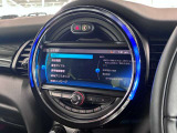 MINIの運転席操作部は、中央に構えるディスプレイが最大の特徴です。航空機を思わせるトグルスイッチなど、直感的で遊び心のあるメカニカルな操作感が、ゴーカートのような走りの高揚感を高めます。