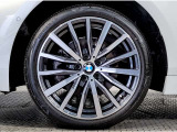 BMWの純正アロイホイールは軽量かつ強度にも優れているホイールで走行性能を引き上げる設計になっております。足元にもBMWは妥協がなくこだわっている個所になります。