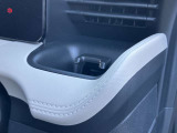 とても使いやすい位置にドリンクホルダーを設置しております!