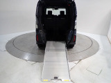 引き出し型のアルミスロープで車いすも楽々。