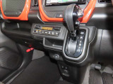 インパネにシフトレバーを置くことで運転席と助手席の足元空間をゆったりとさせてくれています。