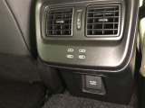 センターコンソール後部には、アクセサリーコンセント(AC100V・1500W)1個と充電用USB端子(Type-C)が設置されています。後席に座る方も、スマートフォンなどの充電が気兼ねなくできます。