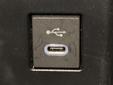 こちらのクルマはUSB接続コネクタも装備されています♪スマホの充電などにお使い下さい。ご旅行中での充電切れも、これなら心配いりませんね!