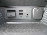 USB・AUX端子付き Apple CarPlayやAndroid Autoに有線接続にて対応しております♪
