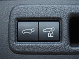 パワーバックドアを装備しています。バックドアを運転席からも開閉できます、便利ですよ。