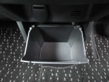 収納に便利な様々なBOXが付いて便利です