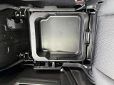 大きな荷物も収納かつ取り外しもできる助手席シートアンダーボックス