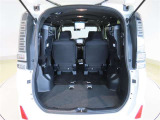 3列目シートは跳ね上げ式で折りたたみ可能です。キャンプ用品など大きな荷物もばっちり収納可能です!