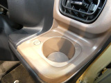 【ドリンクホルダー】運転席と助手席に使いやすいドリンクホルダーを装備。保温機能もアリ。快適なドライブをサポート。