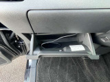 グローブボックスの他にも収納をご用意してます。車内をスッキリ見せることができます。