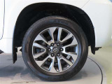 純正のアルミホイール装着車です。タイヤサイズは265/55R19です。