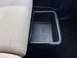 座席下から引き出して使える便利な置きラクボックス!倒れやすい買い物袋やお荷物も安定して置けるキャンバスならではの装備です。