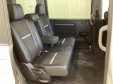 2列目シートは背もたれの角度調節ができるベンチシートになっております。長距離運転になってもゆったりとできるように、アームレストがついてます。