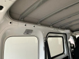 専用のエンジンクリーナーで全体に噴霧し汚れを浮かします。ボンネット裏などの汚れを中心にブラシがけを行い、洗浄しエアブローで仕上げております。