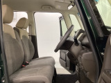 座面も厚みがあり背もたれも高く、広い足元にゆったり座れるシートです。運転席と助手席の間が空いている為、助手席側への移動がスムーズです。交通量の多い道でも助手席側から乗り降りができます。