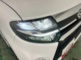 白く明るい光で夜間走行をサポートするLEDヘッドランプを搭載