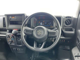 運転席まわりです。 各操作スイッチは使いやすい位置に配置されてます。