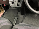 運転席から助手席への移動も簡単です。