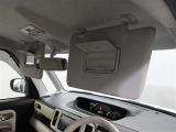 運転席と助手席にちょっとした身だしなみのチェックに便利なバニティミラー付サンバイザー♪