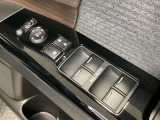 ハンドルの右側に電動格納付きパワーミラーの操作スイッチがついています。左右のサイドミラーの角度調節も微調整ができて便利です。パワーウインドウは運転席でドア4枚とも上下の操作ができるようになっています。