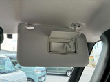 眩しい日差しをしっかり遮ってくれるサンバイザー!日中の運転でも、視界がラクになって安心です。バニティミラー付きなので、信号待ちや駐車中にサッと身だしなみチェックもOK、女性にうれしい気配り装備ですね