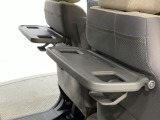 運転席・助手席の背もたれには、2列目シート用にカップホルダー付きの「格納式のシートバックテーブル」を装備しています。休憩時のちょっとした時間などカップを置いたり、小物置きに使えて便利です。