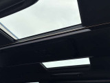 後部座席、車内がグッと明るく感じられる解放感のある左右独立ムーンルーフです。