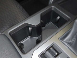 センターコンソールにカップホルダーを装備しております。
